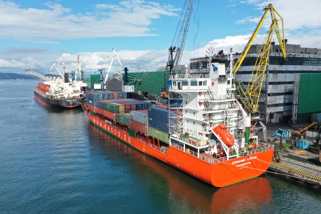 Перегрузка контейнеров: Новейшие краны Liebherr LPS 420 E успешно внедрены во Владивостоке